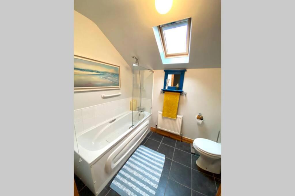 3 Bedroom House Located In Centre Of Carndonagh Exterior foto